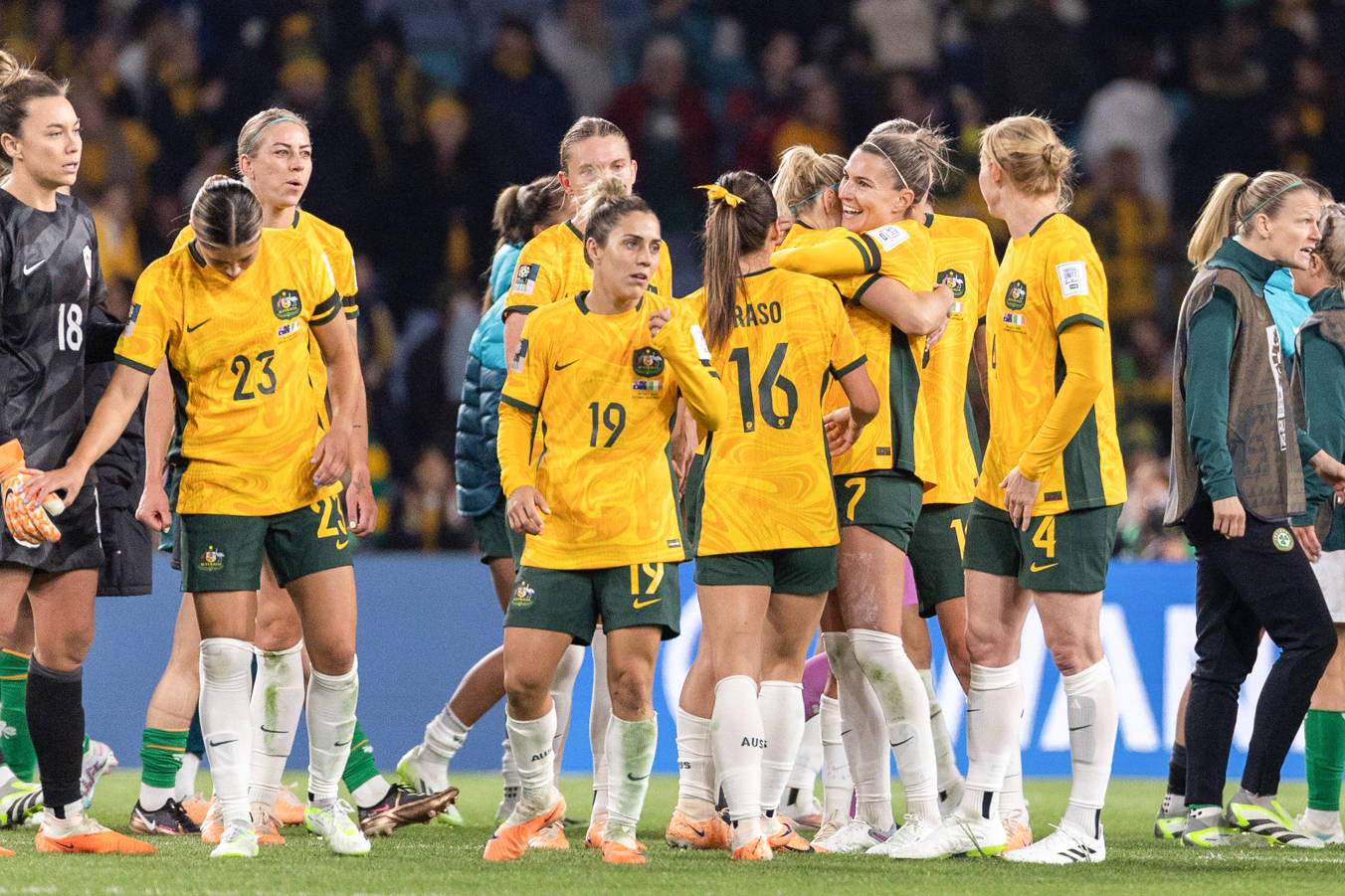 加拿大女足球员接受技术训练的简单介绍