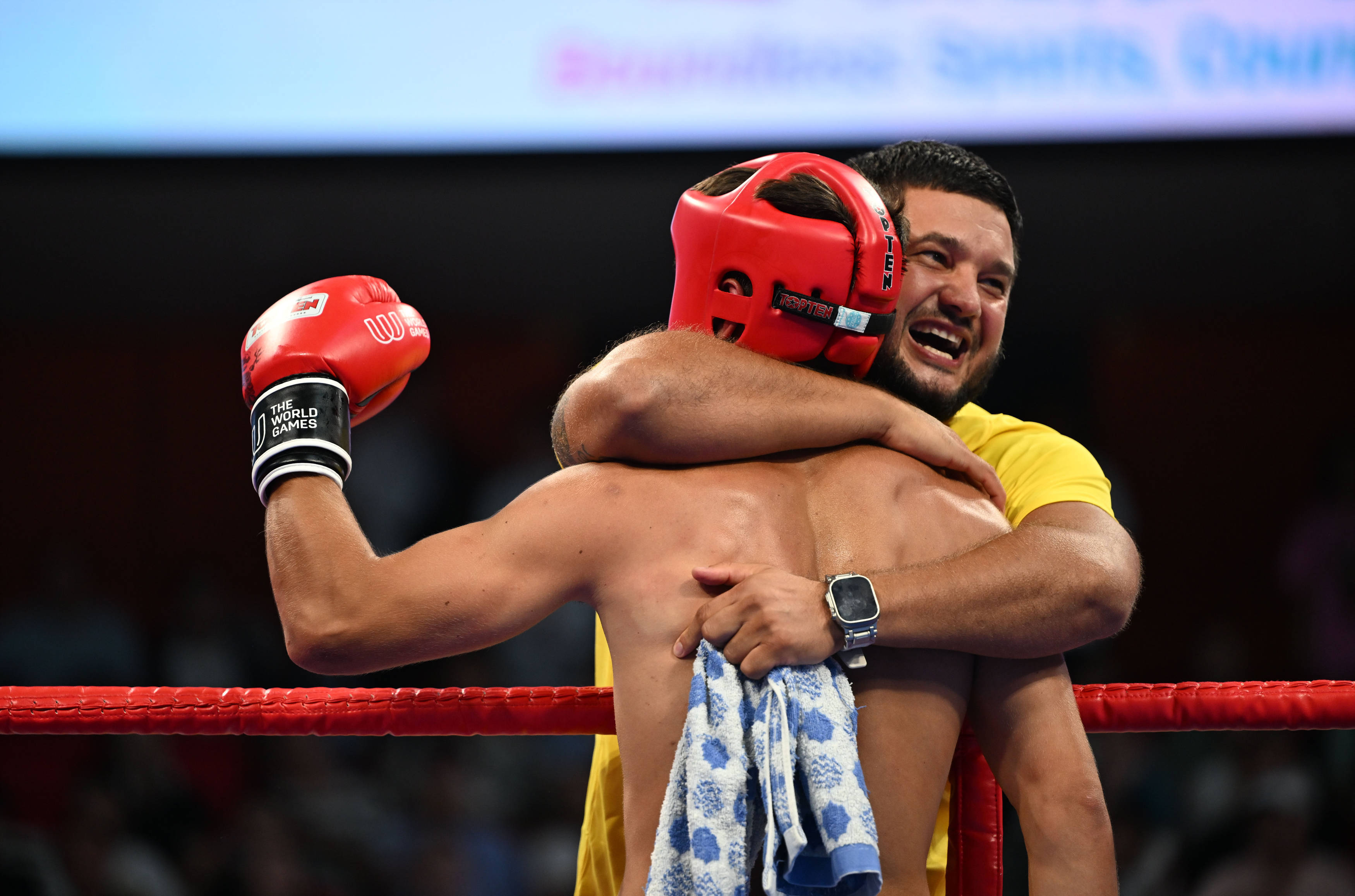 拳击比赛：古巴选手力挫对手夺冠