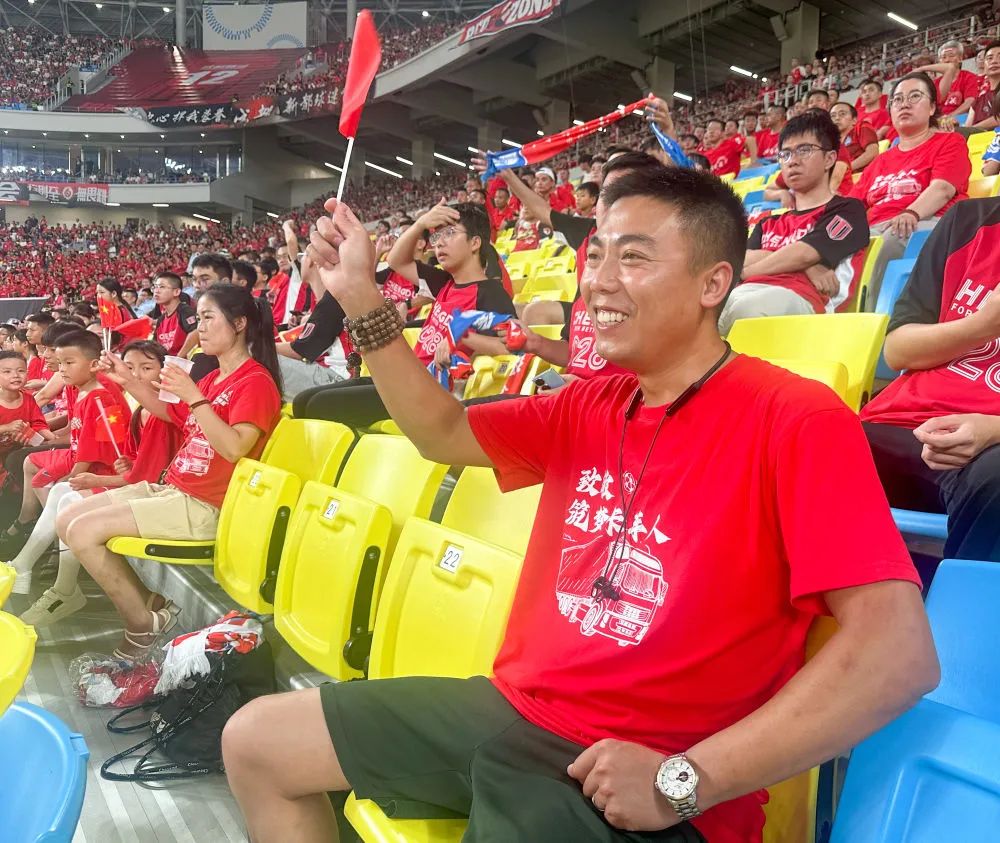 激情澎湃！足球场上争分夺秒，观众热情高涨的简单介绍