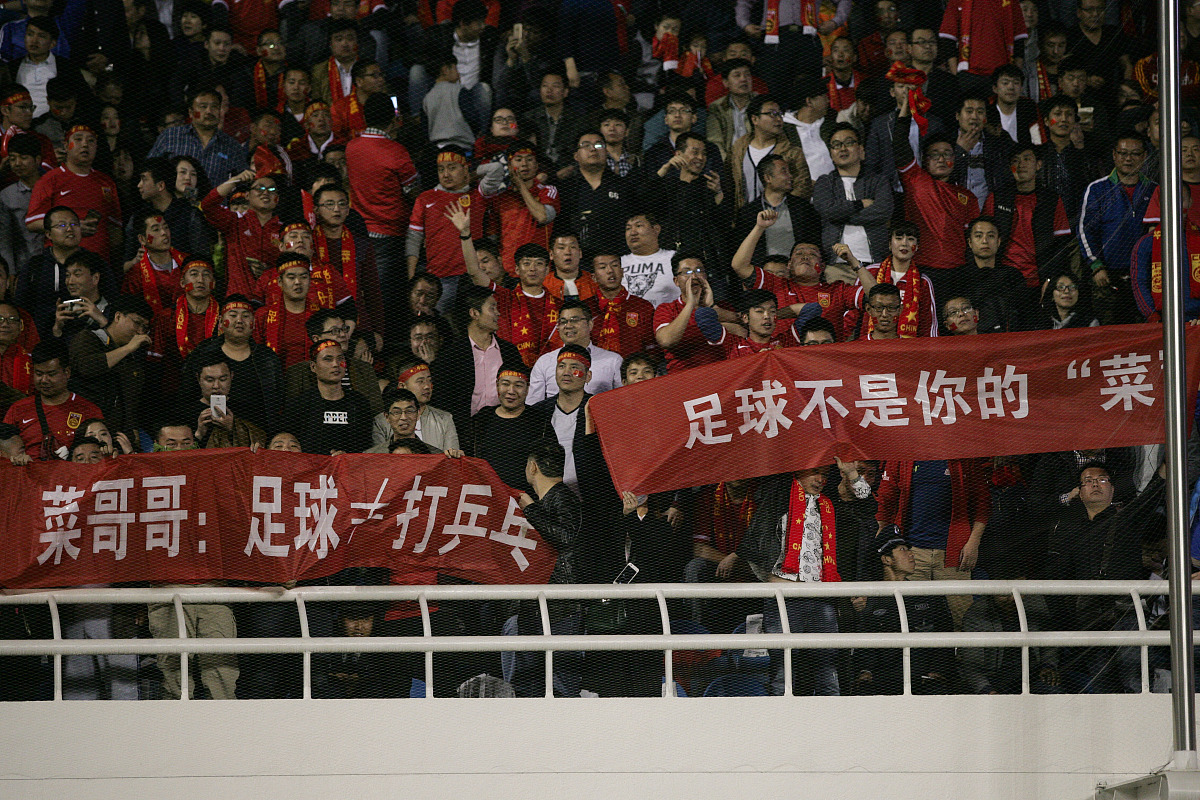 激情澎湃！足球场上争分夺秒，观众热情高涨的简单介绍