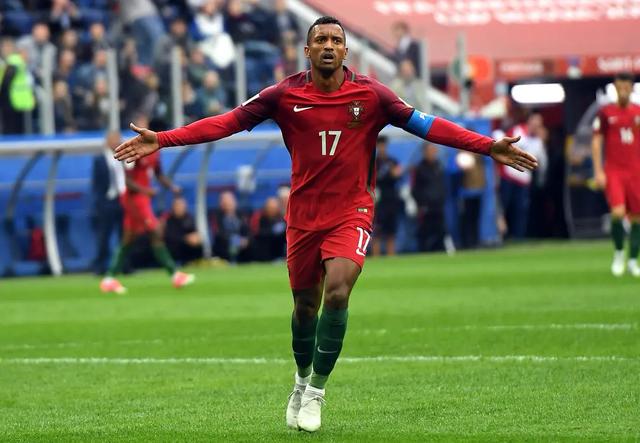 足球传奇球星的辉煌成就值得铭记的简单介绍