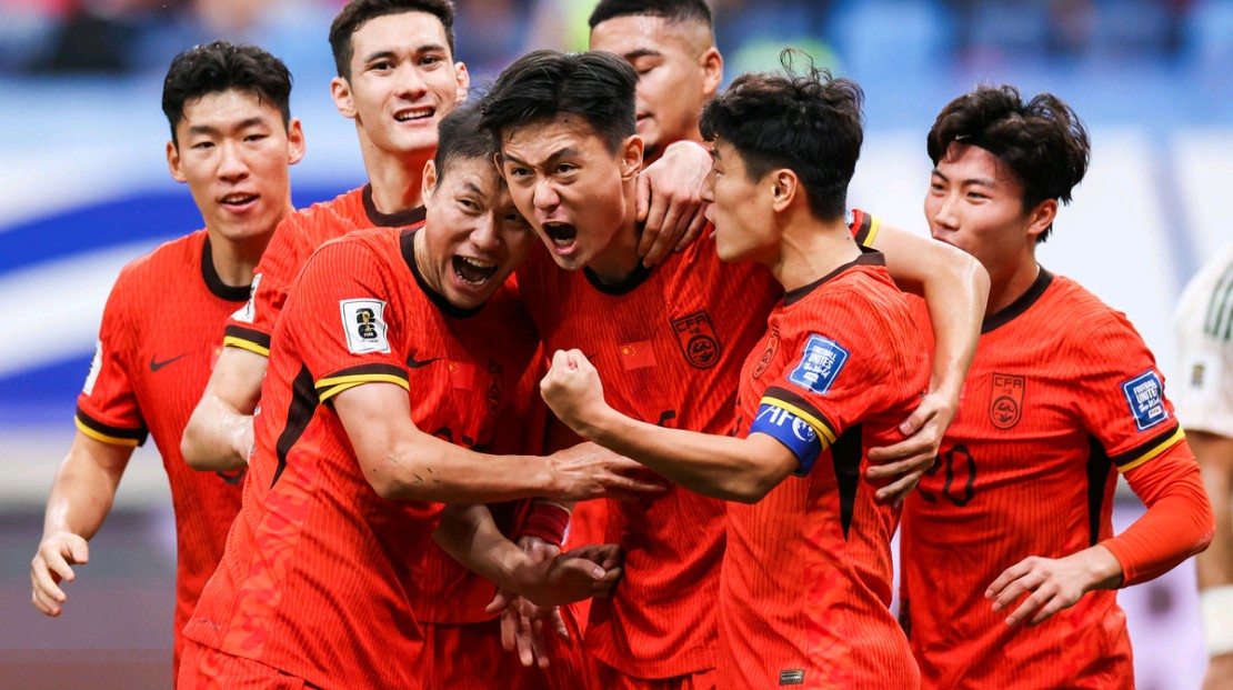 包含精彩进球连连，观众看得眼花缭乱的词条