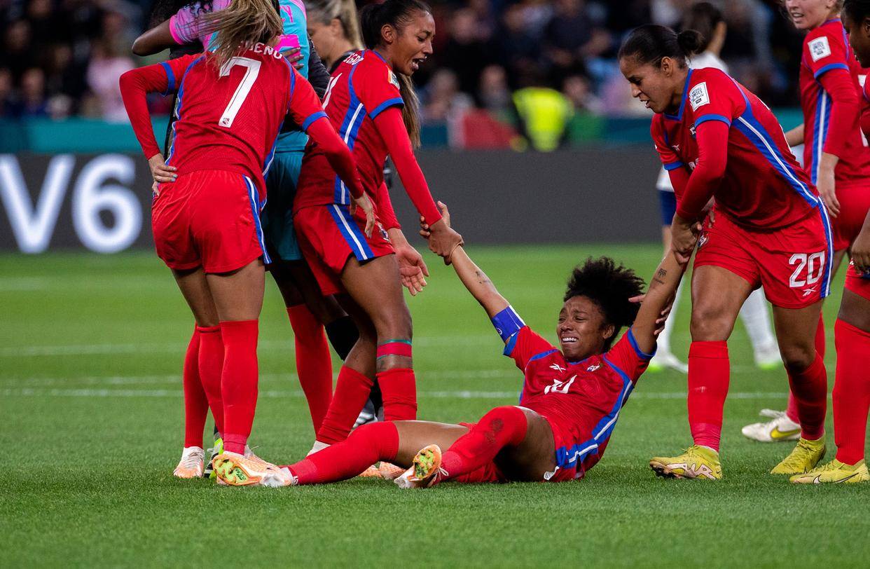 法国女足队员参加公益活动!的简单介绍 法国女足队员参加公益活动!的简单介绍