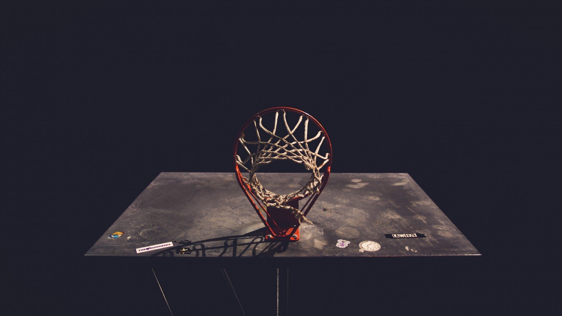 初稿(直白型)双城记,F1街道赛的极速狂欢与NBA季后赛的生死绝杀
